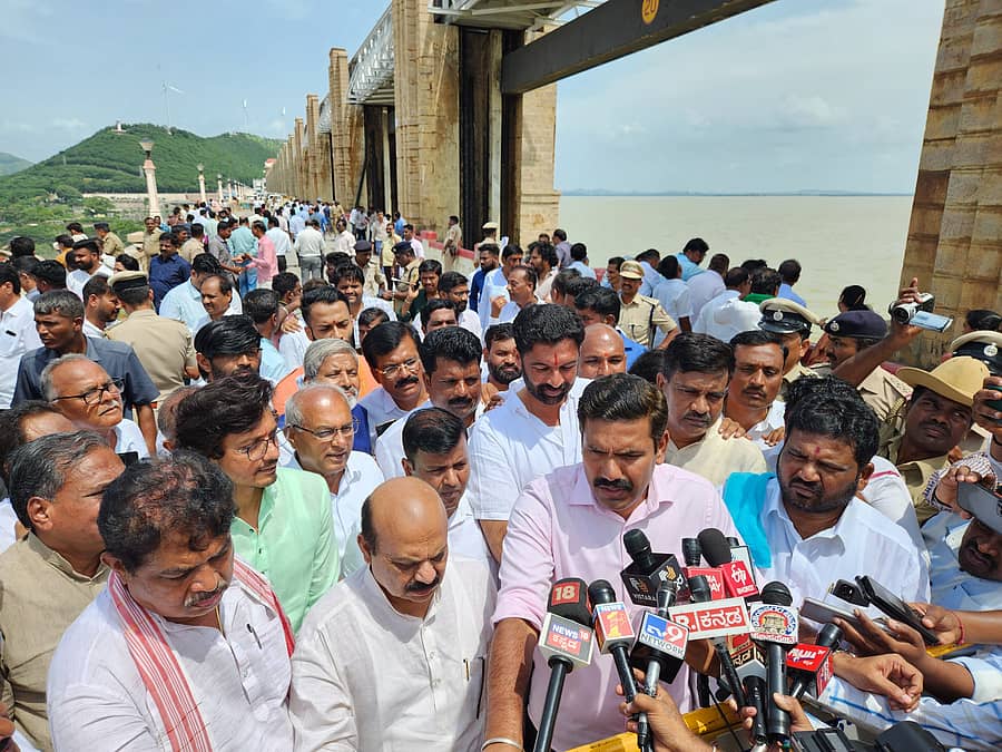 <div class="paragraphs"><p>ಅಣೆಕಟ್ಟೆಗೆ ಭೇಟಿ ನೀಡಿದ ಬಳಿಕ ಮಾಧ್ಯಮದವರೊಂದಿಗೆ ಮಾತನಾಡಿದ ಬಿ.ವೈ. ವಿಜಯೇಂದ್ರ</p></div>